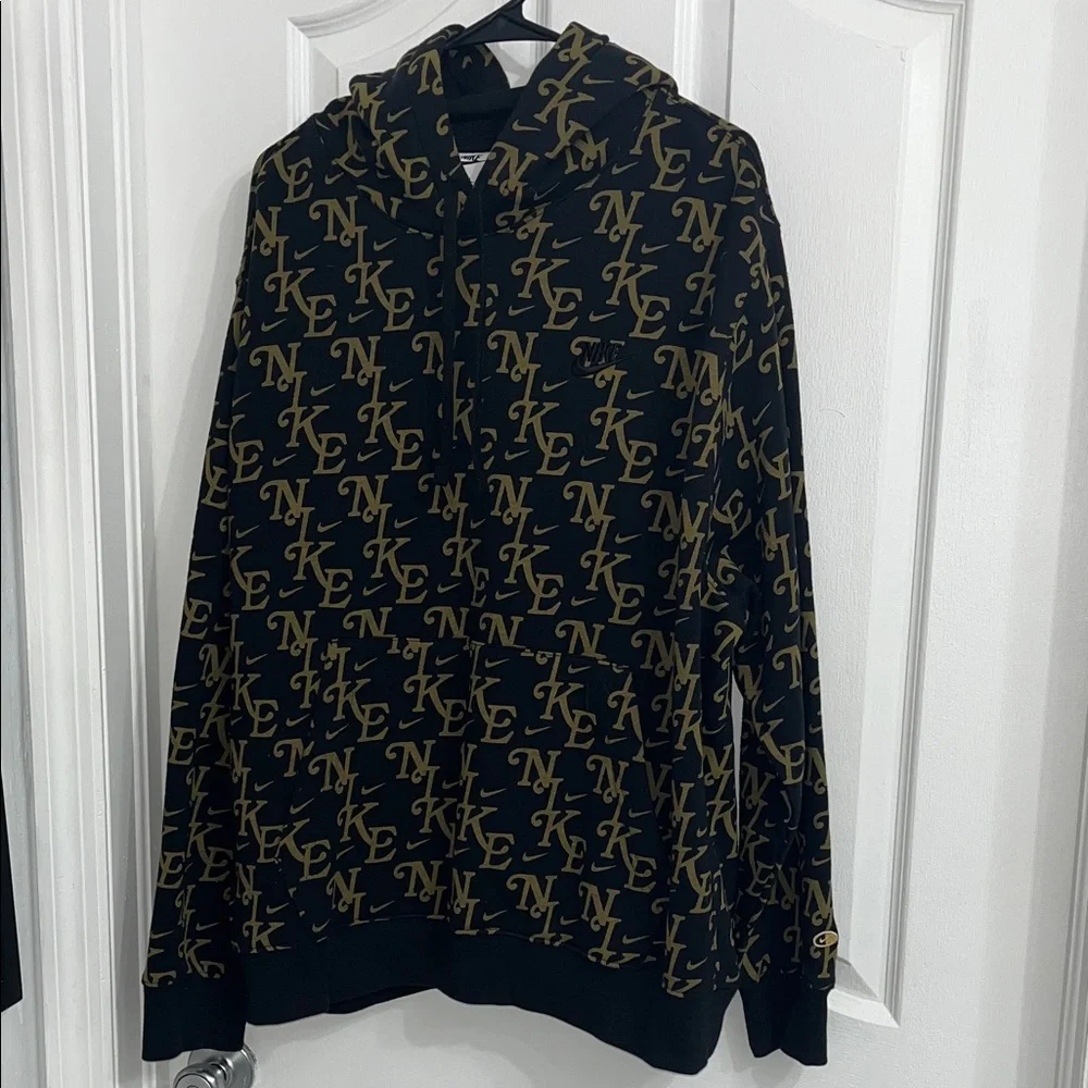 Black&Gold Nike hoodie🧥 - Picture 2 of 3